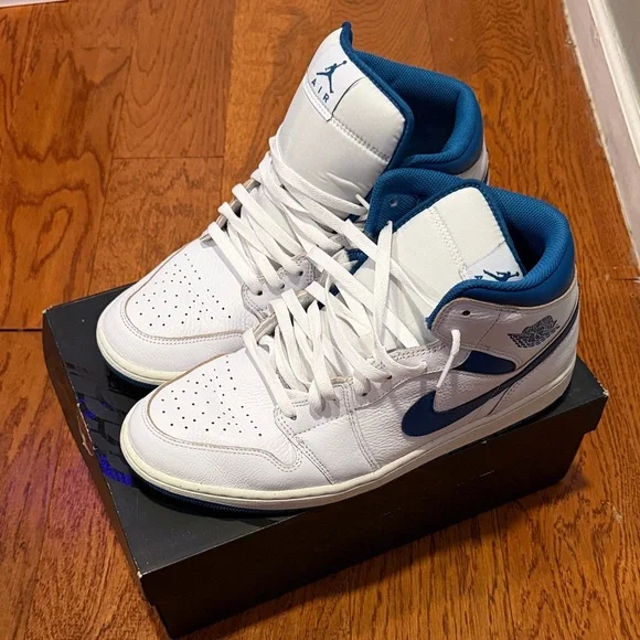 Air Jordan 1 Mid SE - Picture 6 of 6